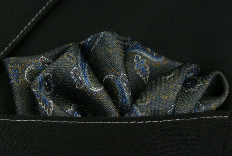 Ciemna Zielona Męska Poszetka -EM Men's Accessories- Paisley, Łezki, z Niebieską Lamówką